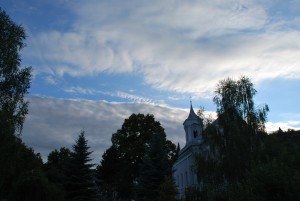 tichý podvečer pri kostole