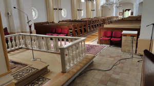 Priestor pred oltárom kostol Lazy pod Makytou web